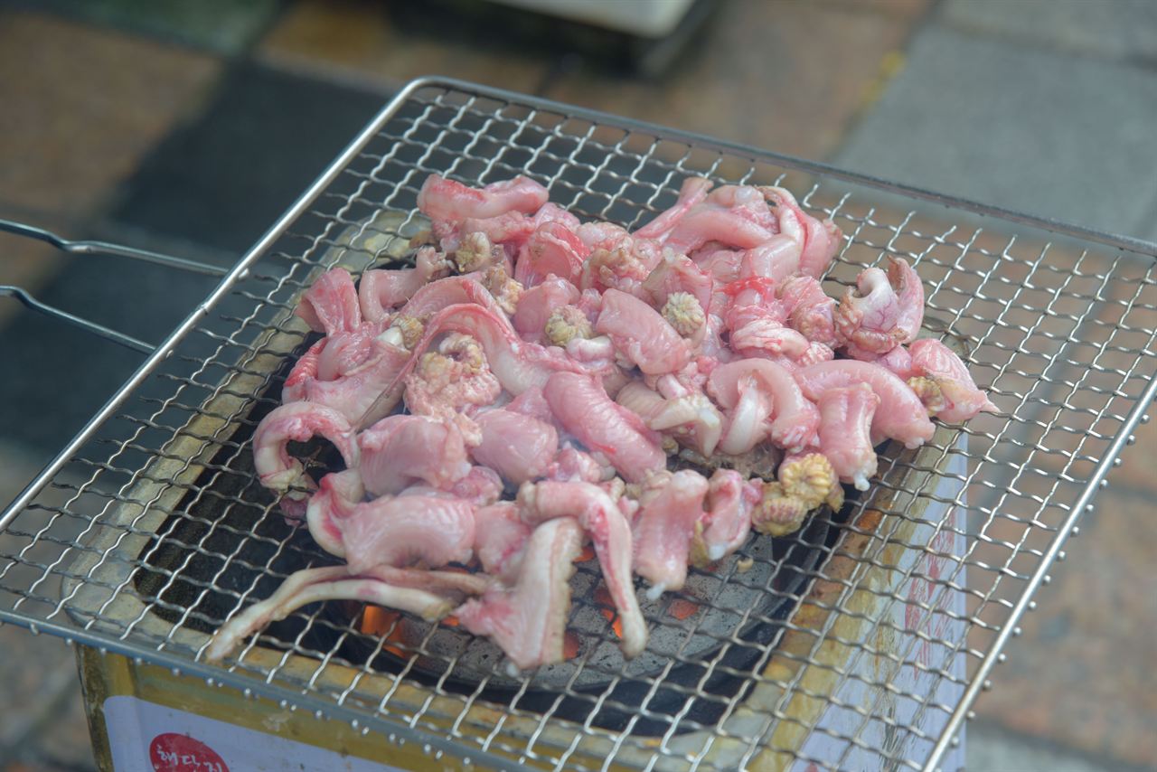 Grilled hagfish (kkomjangeo)