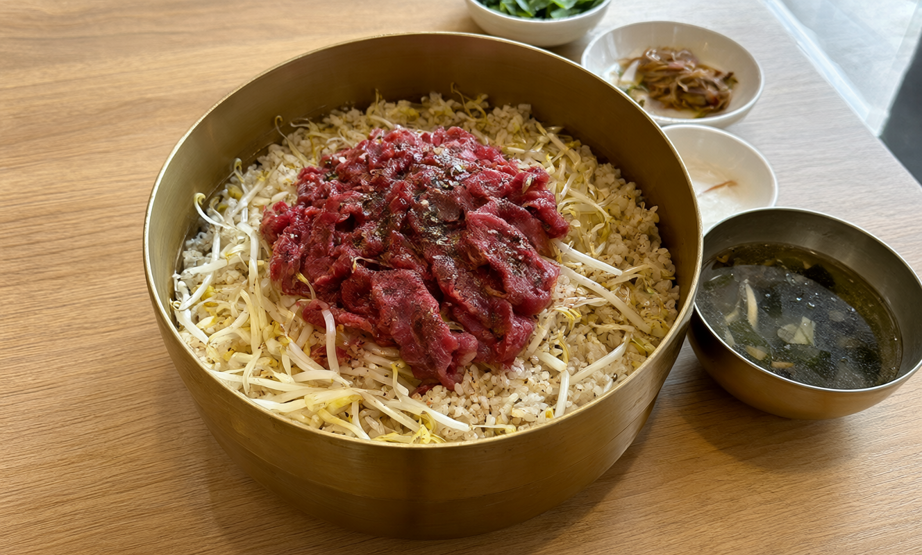 Hwangdeung bibimbap (raw-beef bibimbap)