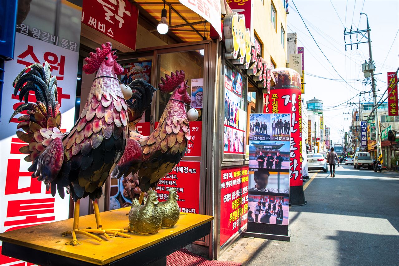 Suwon tongdak (fried-chicken alley)