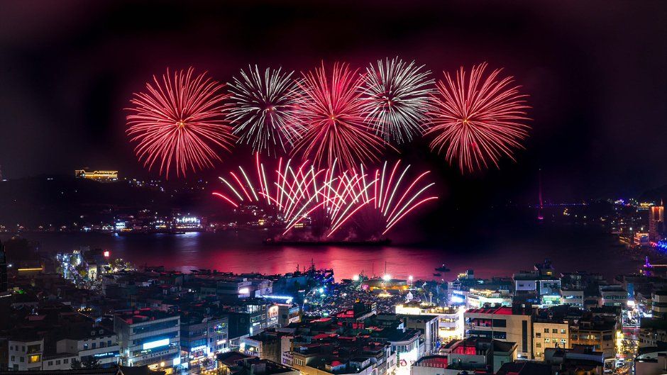 Yeosu Night Sea Fireworks Festival — official photograph 1
